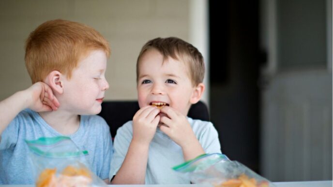 Nibb-It Rings uit assortiment foto van kinderen die chips eten