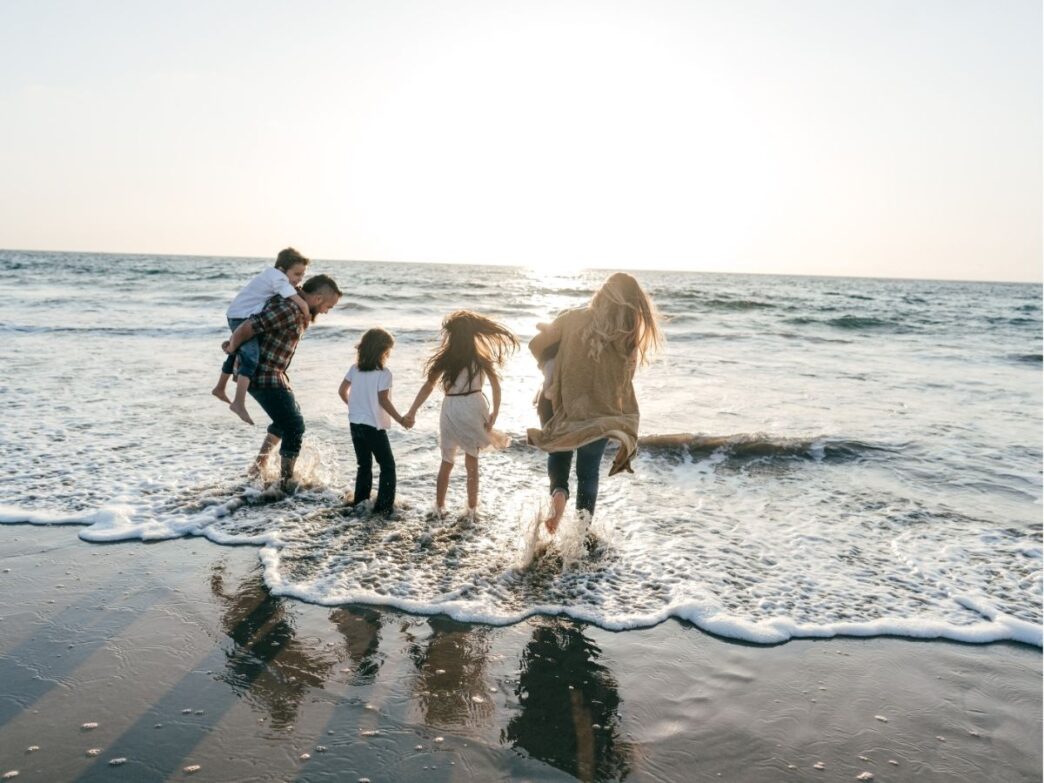 voedselbank gezin kinderen schaamte familie samen op strand