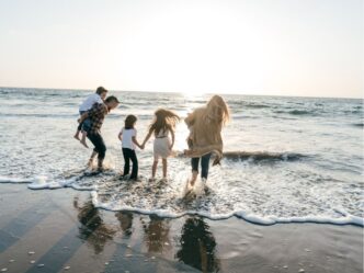 voedselbank gezin kinderen schaamte familie samen op strand