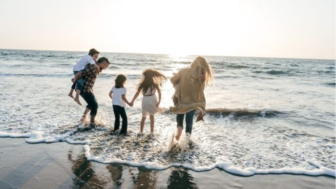 voedselbank gezin kinderen schaamte familie samen op strand
