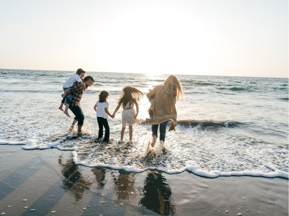 voedselbank gezin kinderen schaamte familie samen op strand