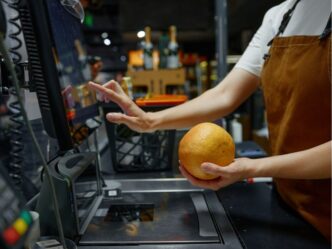 zwangere caissière ontslagen foto van iemand in de winkel