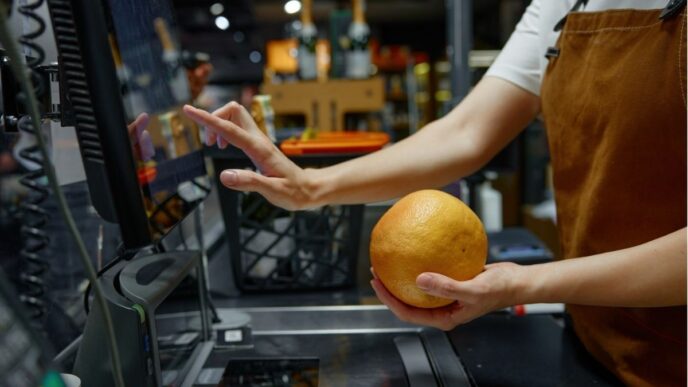 zwangere caissière ontslagen foto van iemand in de winkel