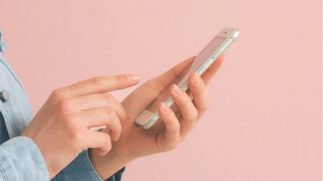 menstruatie app privacy vrouw die telefoon gebruikt