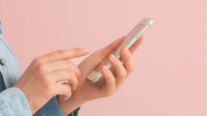 menstruatie app privacy vrouw die telefoon gebruikt