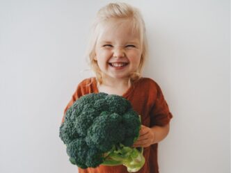 kind lust geen groenten foto van kind met brocolli