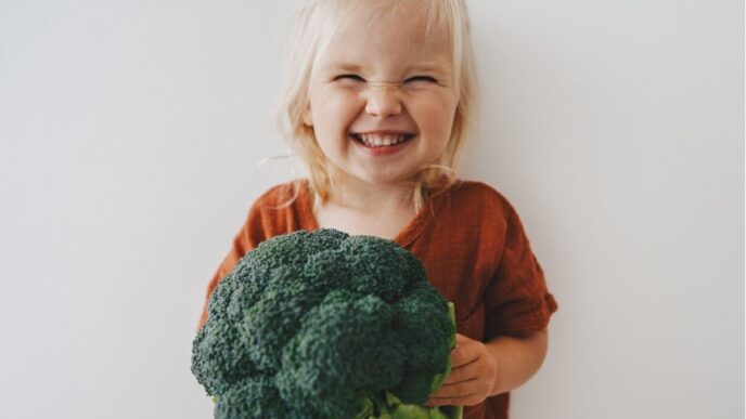 kind lust geen groenten foto van kind met brocolli