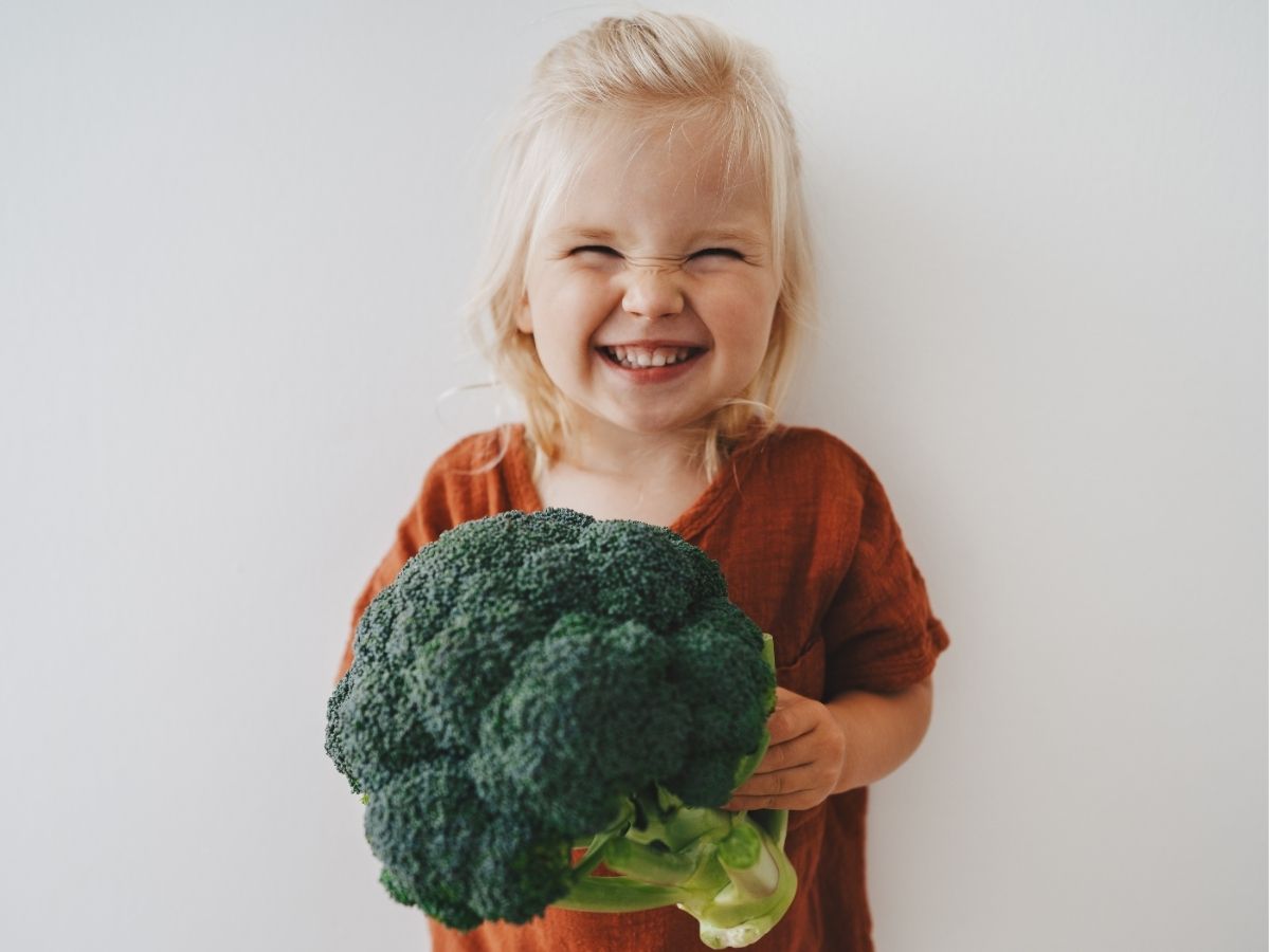 kind lust geen groenten foto van kind met brocolli