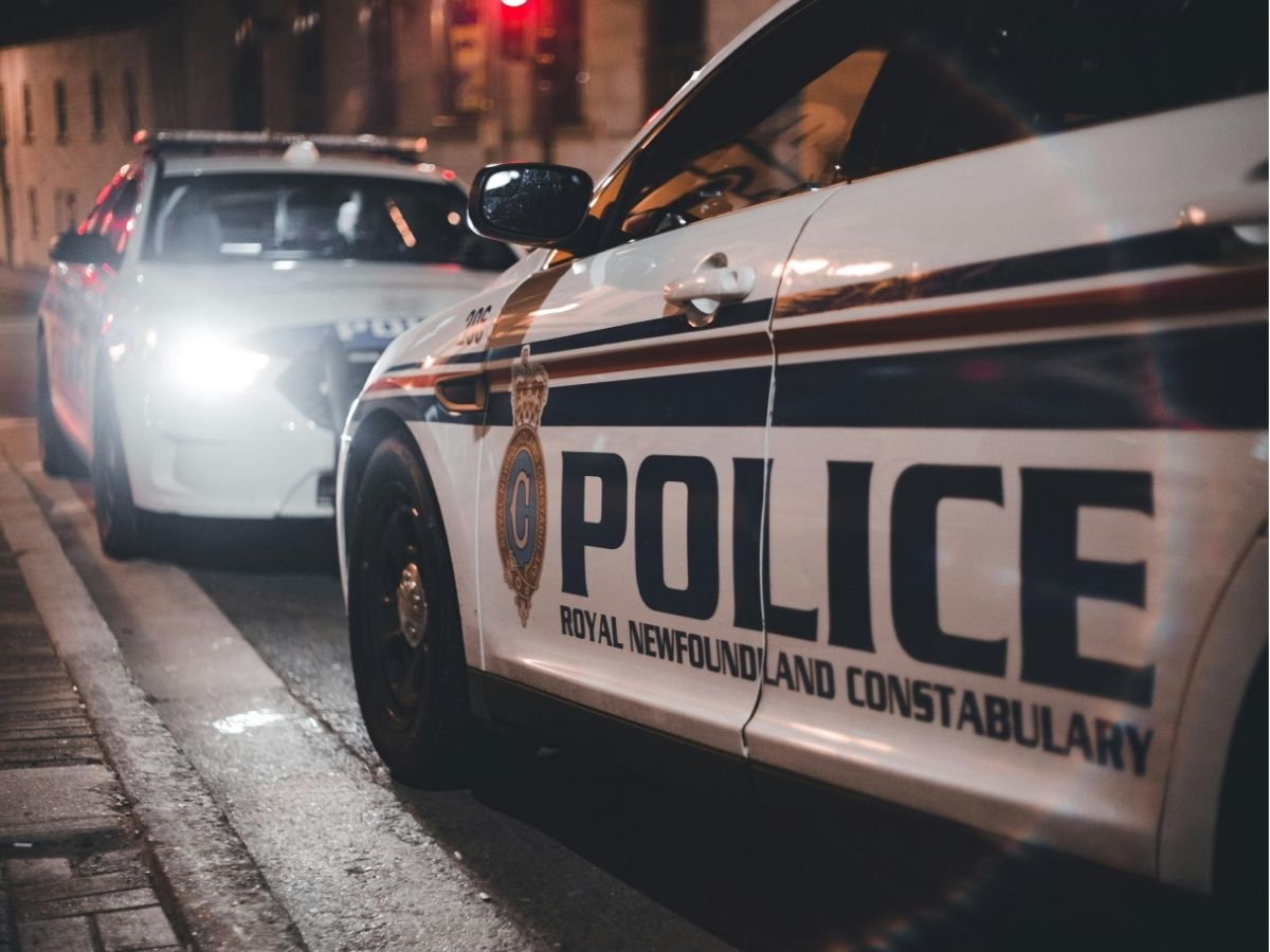 moeder laat kinderen achter in Portugal