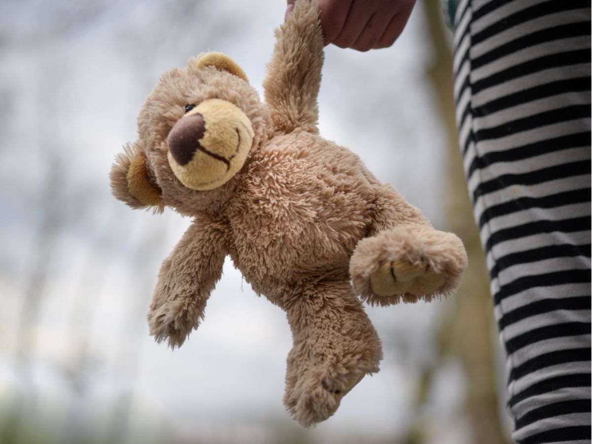 mishandeling kinderen Stadskanaal foto van kind met teddybeer