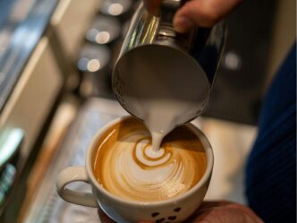 hoeveel koffie per dag gezond foto van bariste die koffie maakt