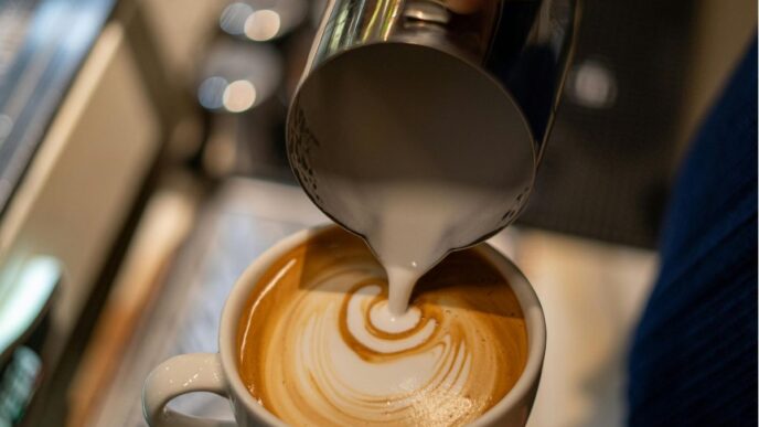 hoeveel koffie per dag gezond foto van bariste die koffie maakt