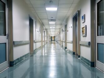peuter in coma na inademen glanspoeder foto van ziekenhuisgang