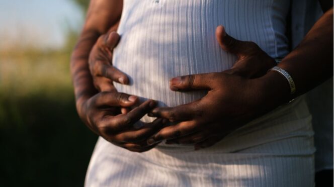 zwangerschapsbrein vergeetachtig foto van zwangere vrouw