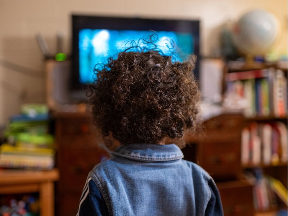 films over pesten foto van jongen voor televisie