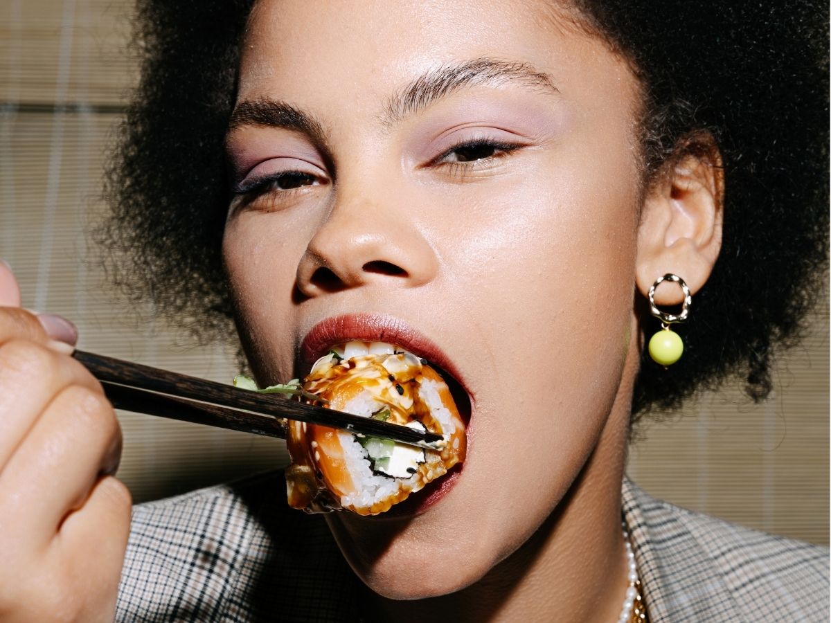 afvallen na een ongezond weekend foto van vrouw die sushi eet