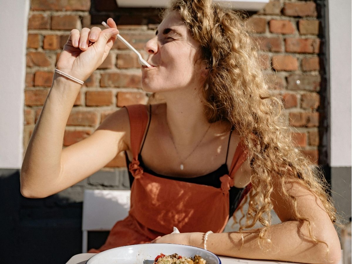 de pil eetbuien foto van etende vrouw