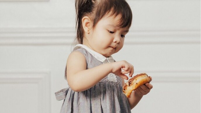 babykoekjes gezond foto van meisje met donut
