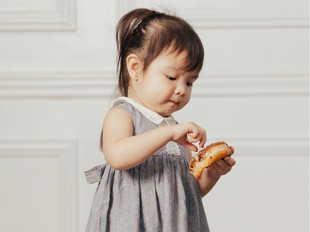 babykoekjes gezond foto van meisje met donut