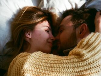 fantaseren over iemand anders foto van koppel in bed