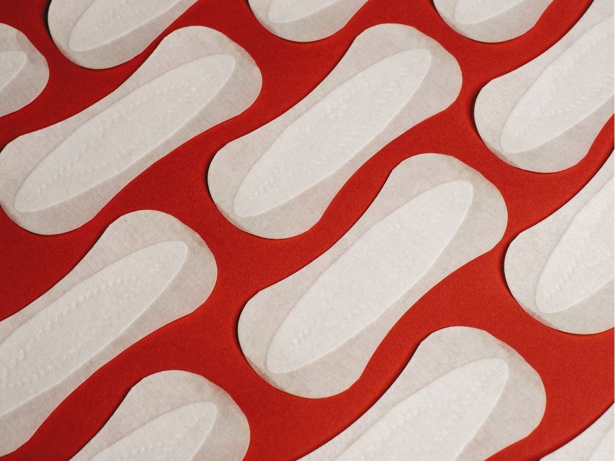 menstruatiebloed uitstrijkje foto van maandverband op rode achtergrond