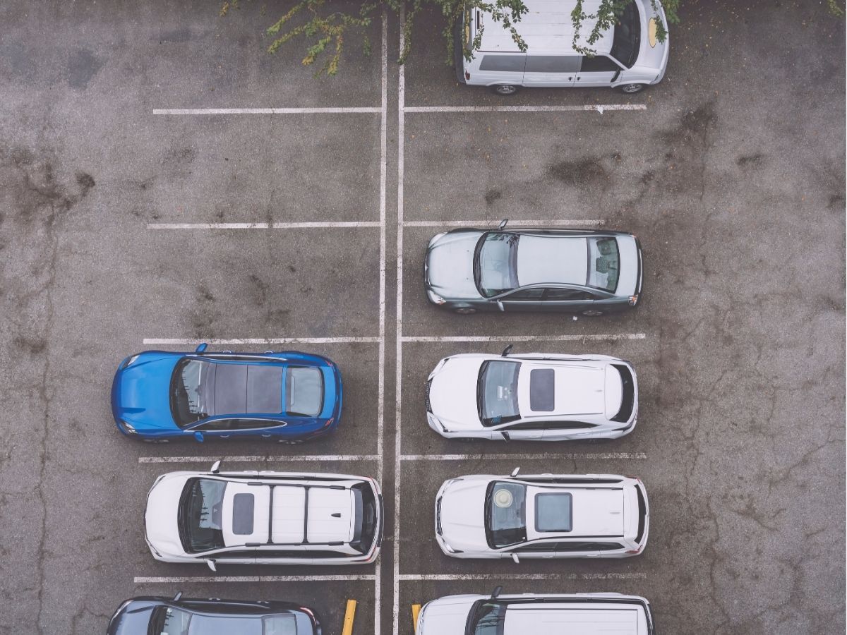 kind in oververhitte auto foto van parkeerplaats