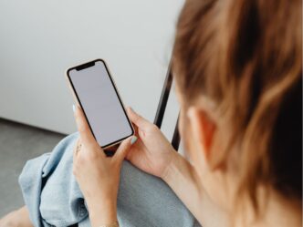 smartphones en geboortecijfers foto van vrouw op telefoon