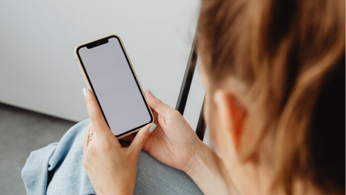 smartphones en geboortecijfers foto van vrouw op telefoon