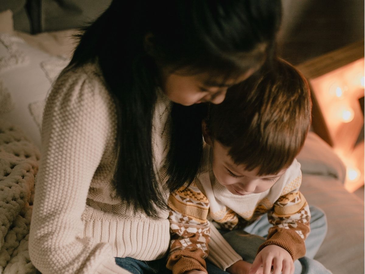 kind laten logeren foto van lezende kinderen op bed