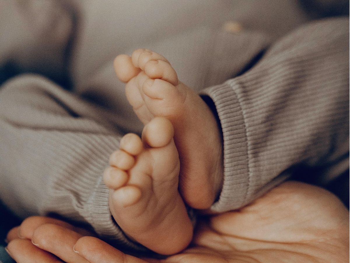 schoonmoeder haat naam kind foto van babyvoetjes