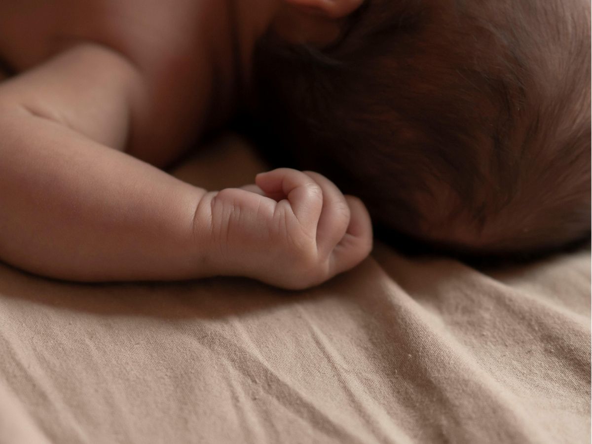 dalend geboortecijfer Nederland foto van newborn