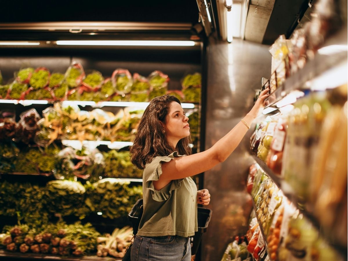 biologisch fruit borstkanker foto van vrouw in supermarkt