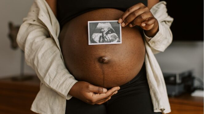 keizersnede slaapproblemen foto van zwangere vrouw