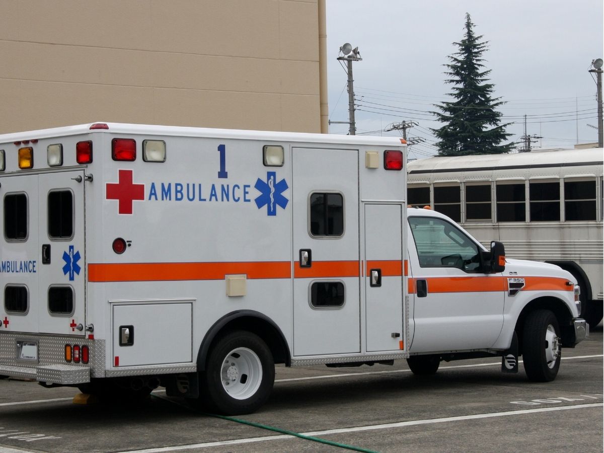 peuter overleden in auto foto van ambulance