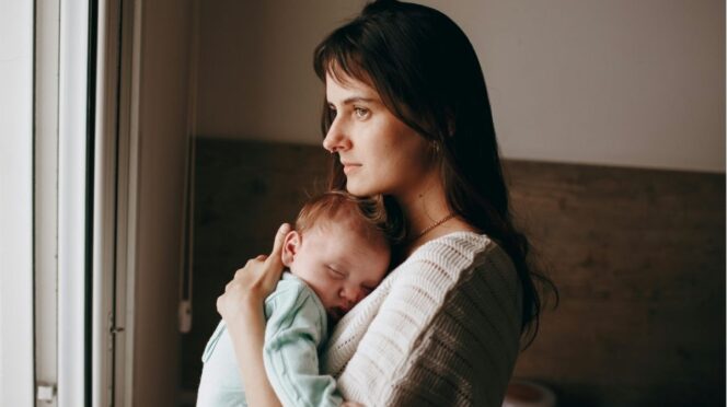 postpartum depressie herkennen foto van moeder met baby