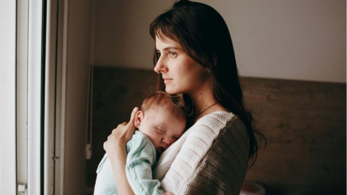 postpartum depressie herkennen foto van moeder met baby