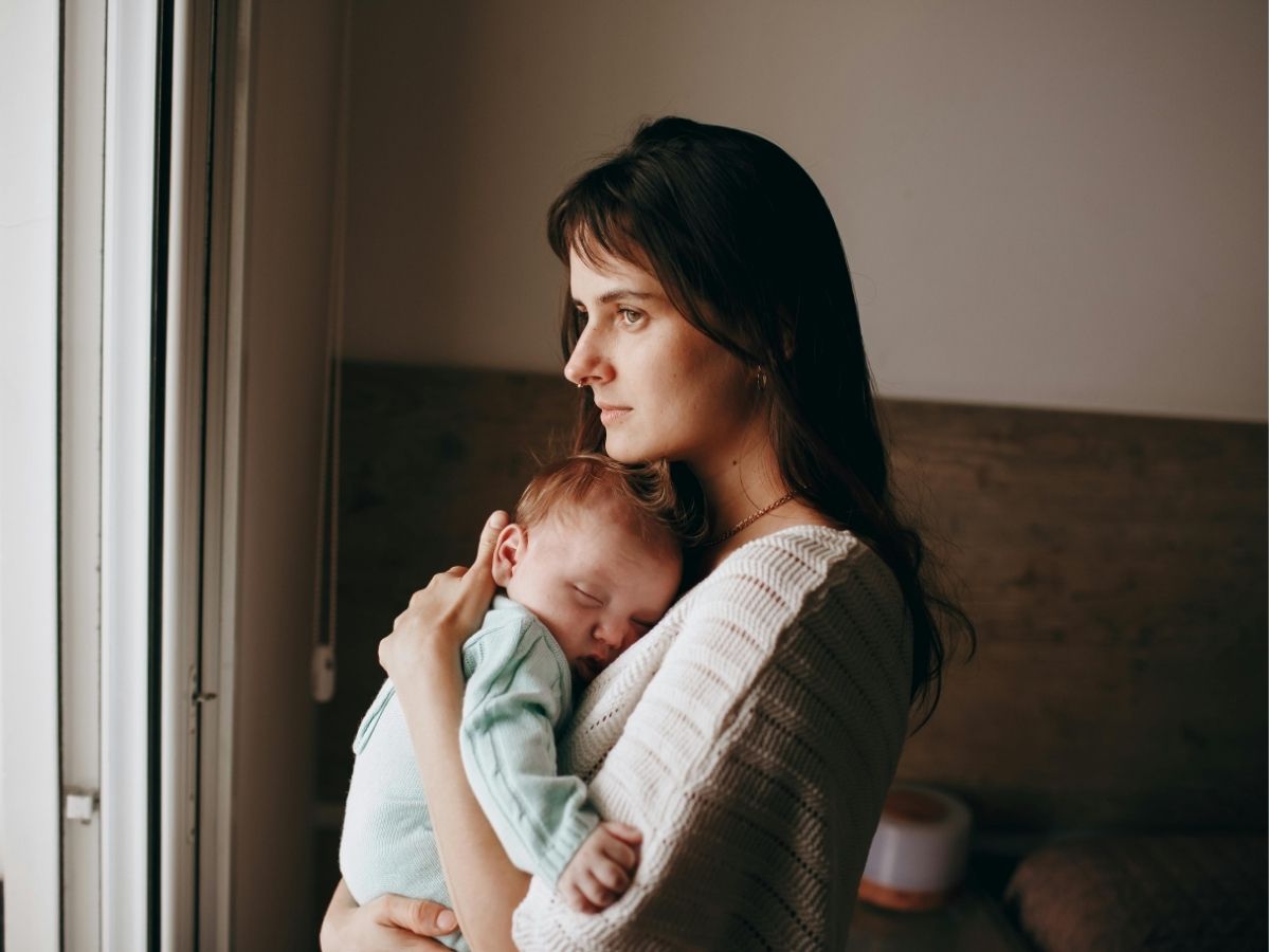 postpartum depressie herkennen foto van moeder met baby