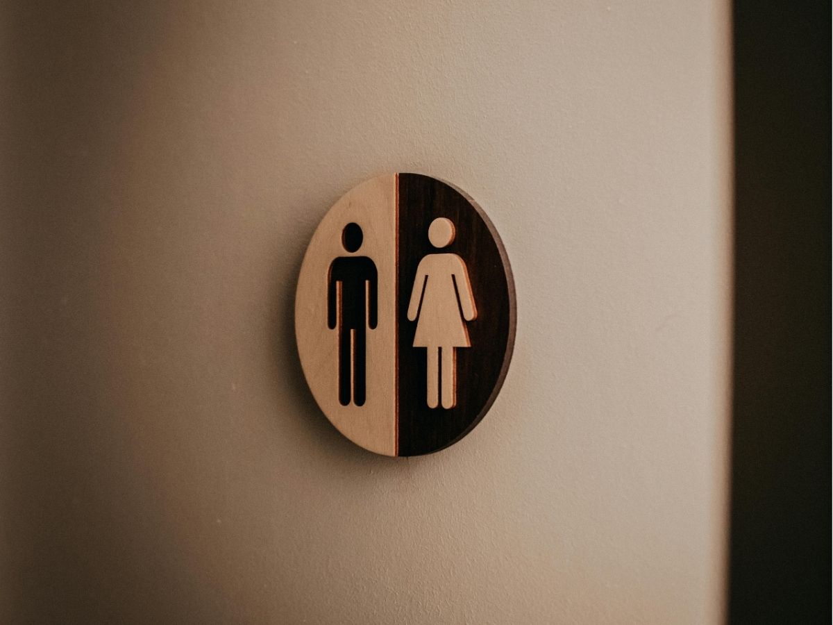 vader met dochters naar dames wc foto van wc
