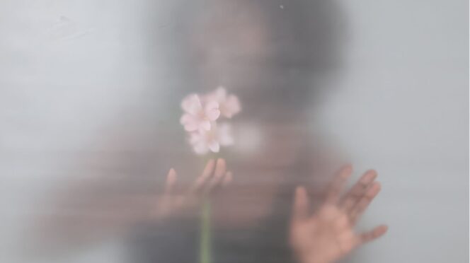 man overleden na geboorte dochter foto van vrouw met bloemen