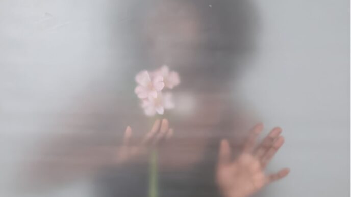 man overleden na geboorte dochter foto van vrouw met bloemen