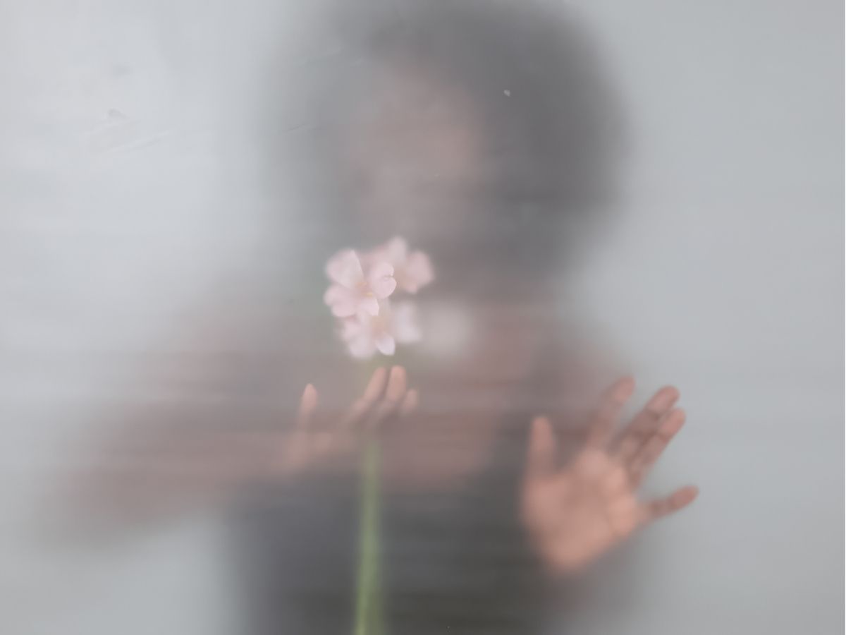 man overleden na geboorte dochter foto van vrouw met bloemen