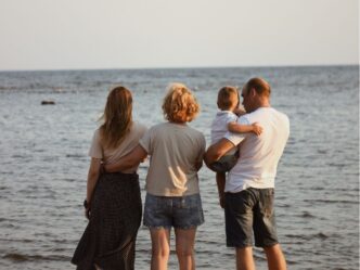 Zomervakantie hacks foto van family op strand