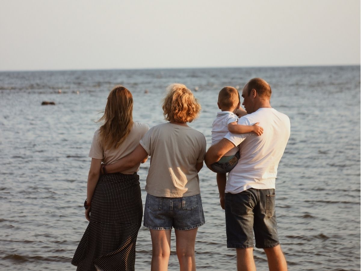 Zomervakantie hacks foto van family op strand