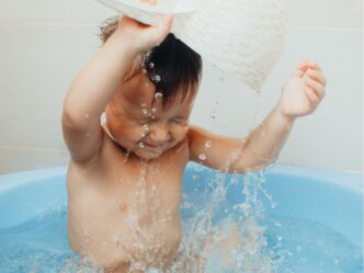 waterspelletjes voor kinderen foto van kind spelend met water