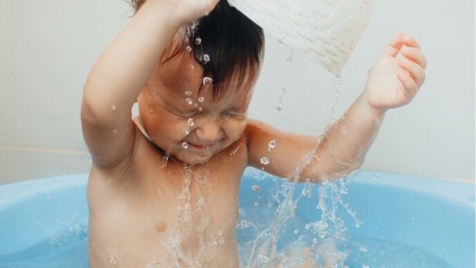 waterspelletjes voor kinderen foto van kind spelend met water