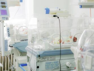 Baby doodverklaard foto van couveuse