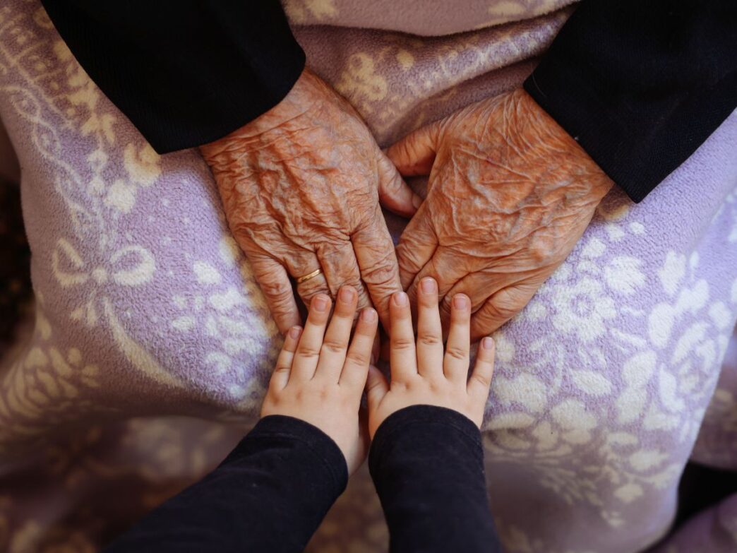 knuffel aan oma geven foto van kinderhandje die oma hand vastpakt