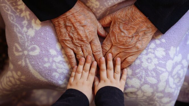knuffel aan oma geven foto van kinderhandje die oma hand vastpakt