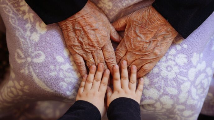knuffel aan oma geven foto van kinderhandje die oma hand vastpakt