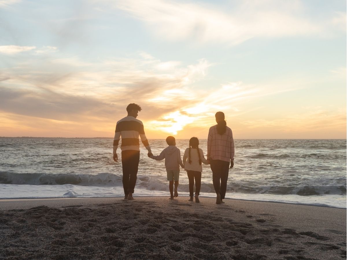Zomervakantieregels kinderen foto van familie op strand